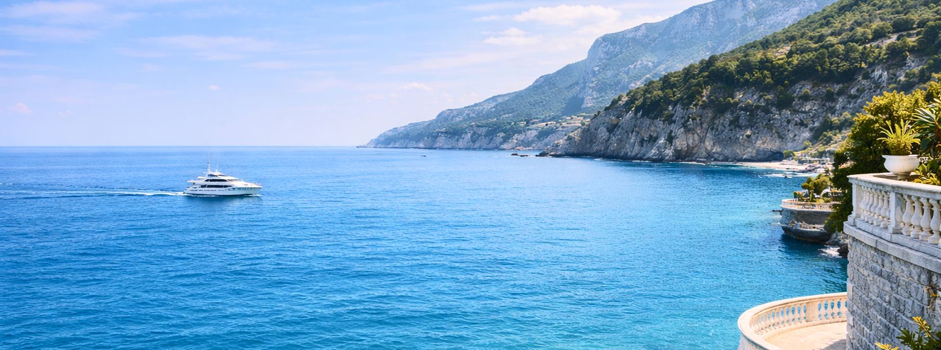 Обложка главной страницы. Ялта на фоне моря